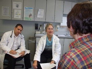 Dr. Lorand Kristof (left), a geriatric medicine fellow, observes as Dr. Gail Sullivan speaks with a patient. (Chris DeFrancesco/UConn Health Center Photo)