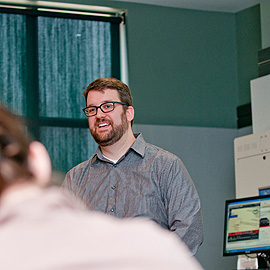 <p>Eric Owles, '98 (CLAS), talks to journalism students about the importance of multimedia journalism. Photo by Jessica Tommaselli</p>