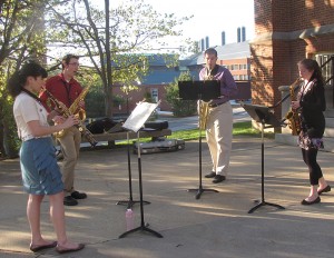 <p>A saxophone quartet comprised of (l to r) Lisa Conant, Corey Killian, Ian Jackson, and Emily Lavins made lovely music outside Wood Hall.</p>
