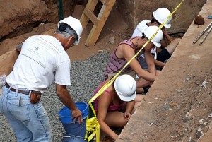 Connecticut State Archaeologist Nicholas Bellantoni works with students (l to r) Rebecca Romero ,Anthony Sposato, and Nelson Merchan. (Howard Eckels for UConn)