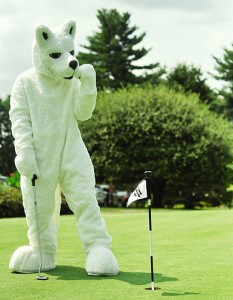 Jonathan the Husky practices his short game at the 2010 UConn Cancer Research Golf Tournament. (Michelle Jay for UConn Health Center)