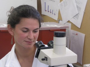 Andrea Bogomolni at the lab bench in pathobiology.