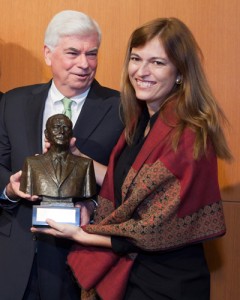 Former U.S. Sen. Chris Dodd presents the Dodd Prize to Viviana Krsticevic, executive director of the Center for Justice and International Law. (Thomas Hurlbut for UConn)