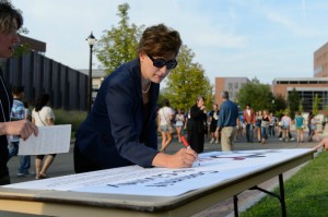 President Herbst signs the 'Civility Pledge' during the Husky WOW! barbeque on Fairfield Way following Convocation. UConn's two-week Metanoia on Civility begins on Aug. 29. (Peter Morenus/UConn Photo)