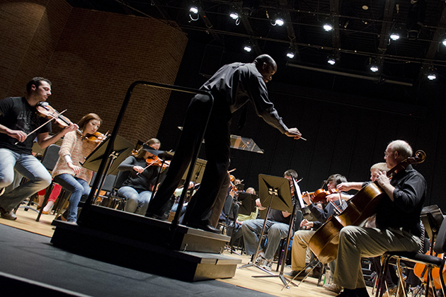Director Harvey Felder conducts the UConn Symphony Orchestra during a rehearsal in von der Mehden Recital Hall. (Ariel Dowski '14 (CLAS)/UConn File Photo)