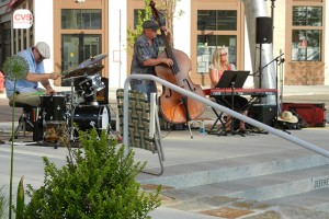 Enjoying the Jan Jungden Trio during Live Music Wednesday at Storrs Center. (Abby Mace/UConn Photo)