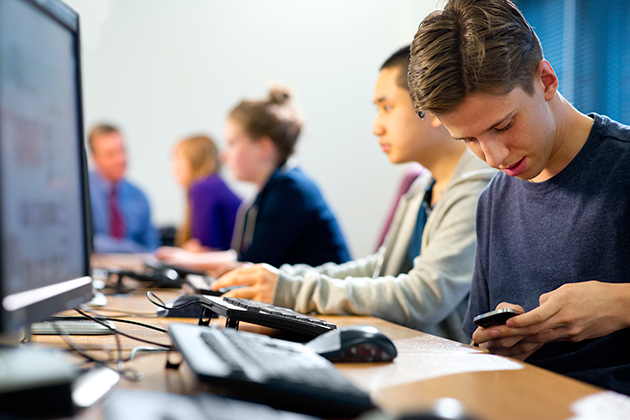 A distracted student in class. (iStock Photo)