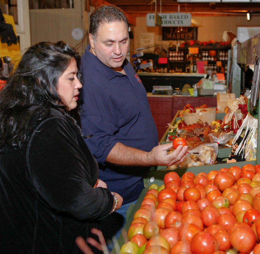 An overweight couple buying tomatoes in a grocery store. (UConn Rudd Center for Food Policy & Obesity Photo)