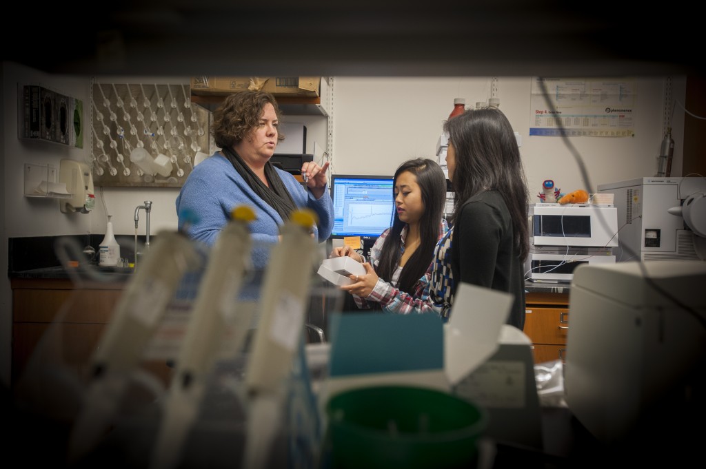 From left, pharmacy professor Marcy Balunas speaks with Anne Sung ‘17 and graduate student Samantha Gromek on Dec. 17, 2015. (Sean Flynn/UConn Photo)