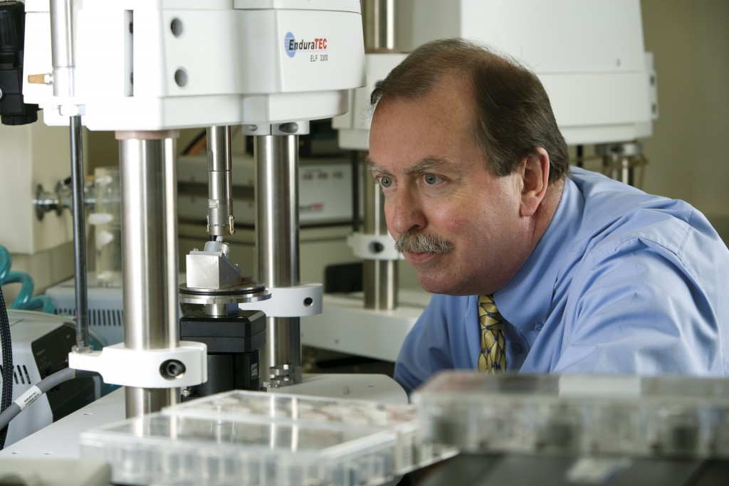 Dr. Robert Kelly of the UConn School of Dental Medicine in the lab. (Lanny Nagler for UConn)