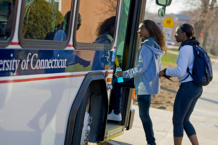 Students board a UConn bus. (FJ Gaylor for UConn)