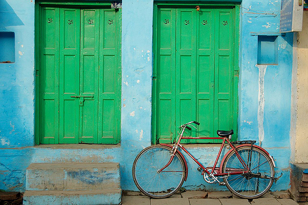 Doors with bicycle, Varanasi, India. (Wikimedia Commons)