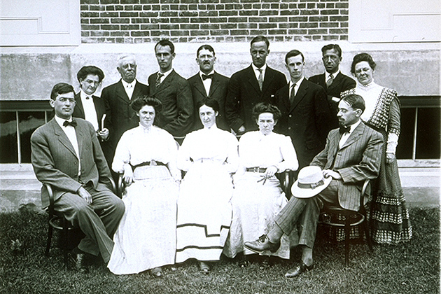 Professors Blakeslee and Lamson and the 1909 summer school class at the Connecticut Agricultural College. (University Photograph Collection, Archives & Special Collections, UConn Libraries)