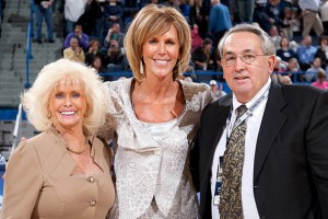 Associate Head Coach Chris Dailey (Center) with Glenna and Jim Agonis. (Photo courtesy of UConn Athletics)