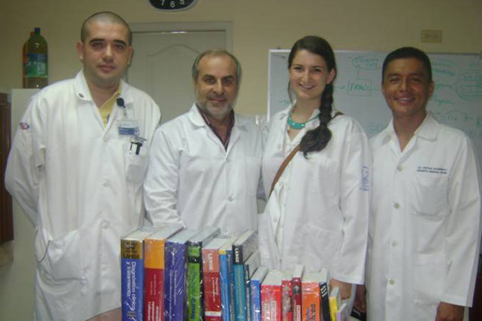 Doctors from the Hospital Luis Vernaza in Guayaquil, Ecuador a Sarah Fuller