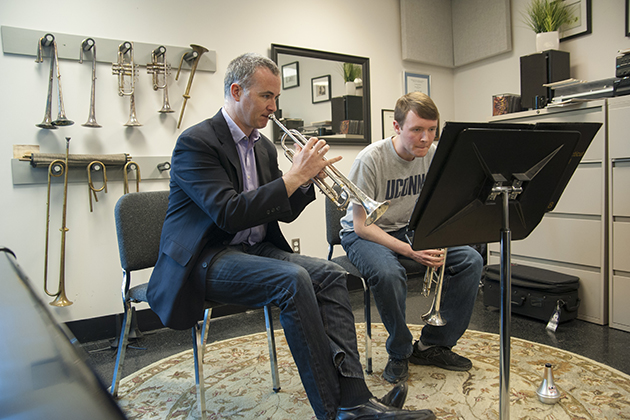 Louis Hanzlik gives one-on-one instruction to Sean Sonntag ’18 at the Department of Music. (Sean Flynn/UConn Photo)