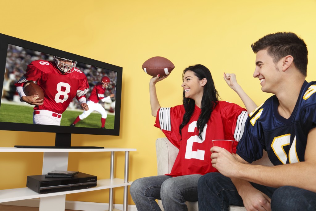 Fans watching a football game on TV. (iStock Photo)
