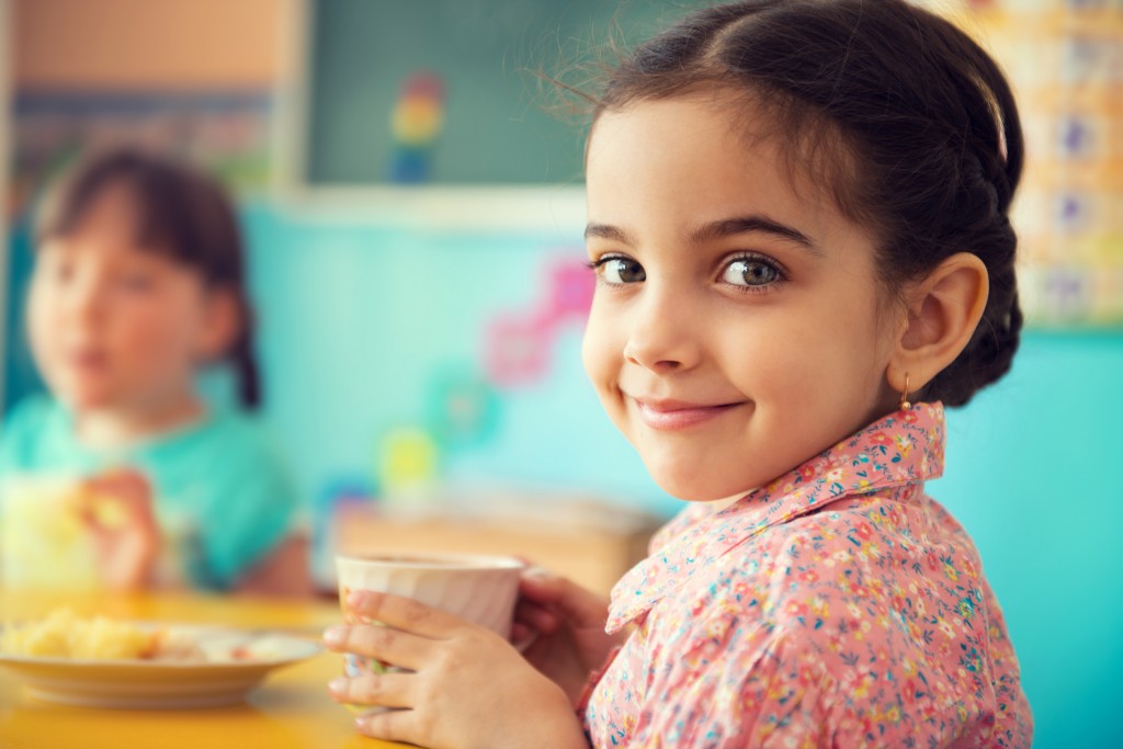 Children eating breakfast at school. (Shutterstock Photo)