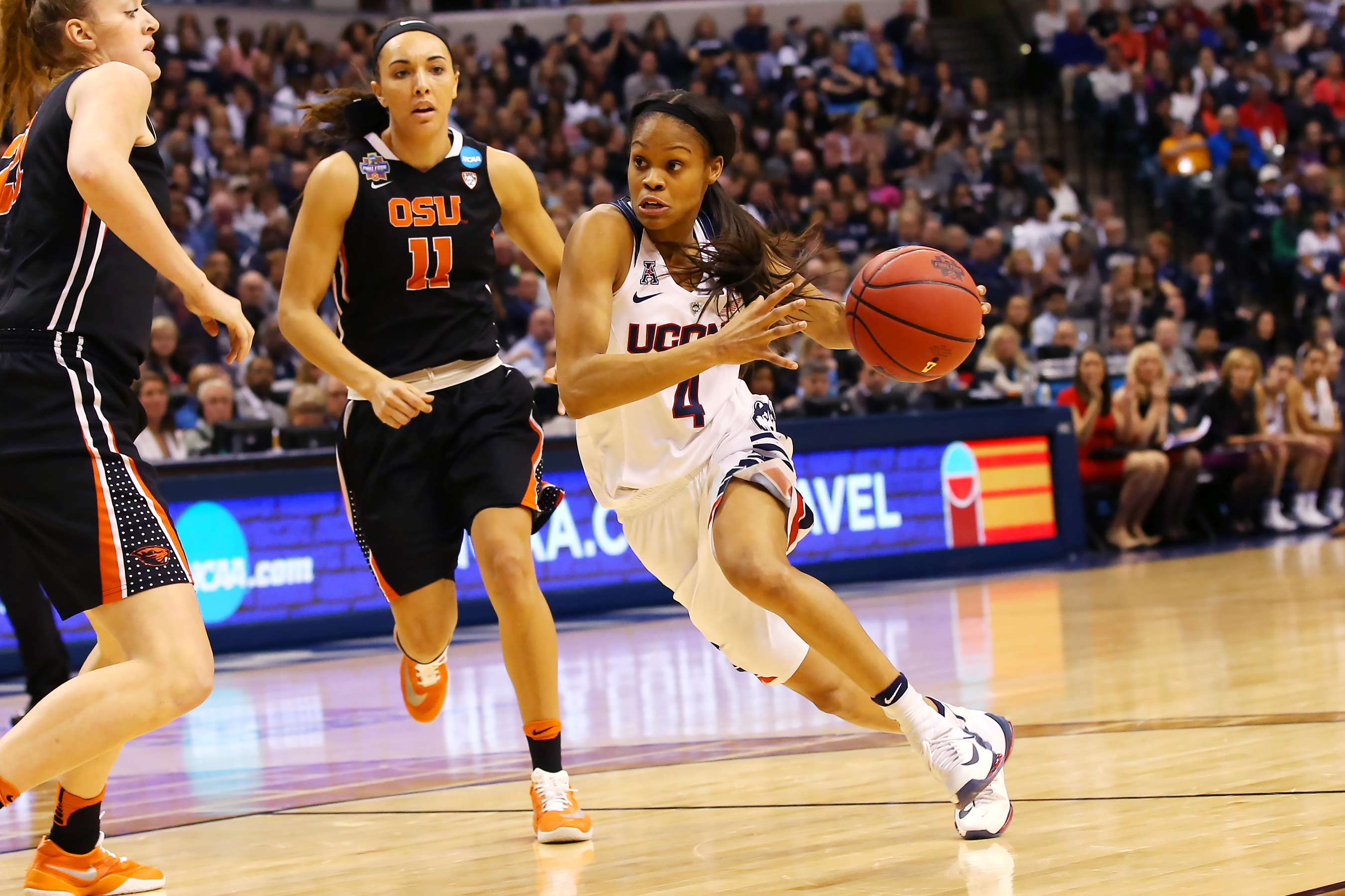 Moriah Jefferson '16 (CLAS) during the national semi-final game against Oregon State, April 3, 2016. (Stephen Slade '89 (SFA) for UConn)
