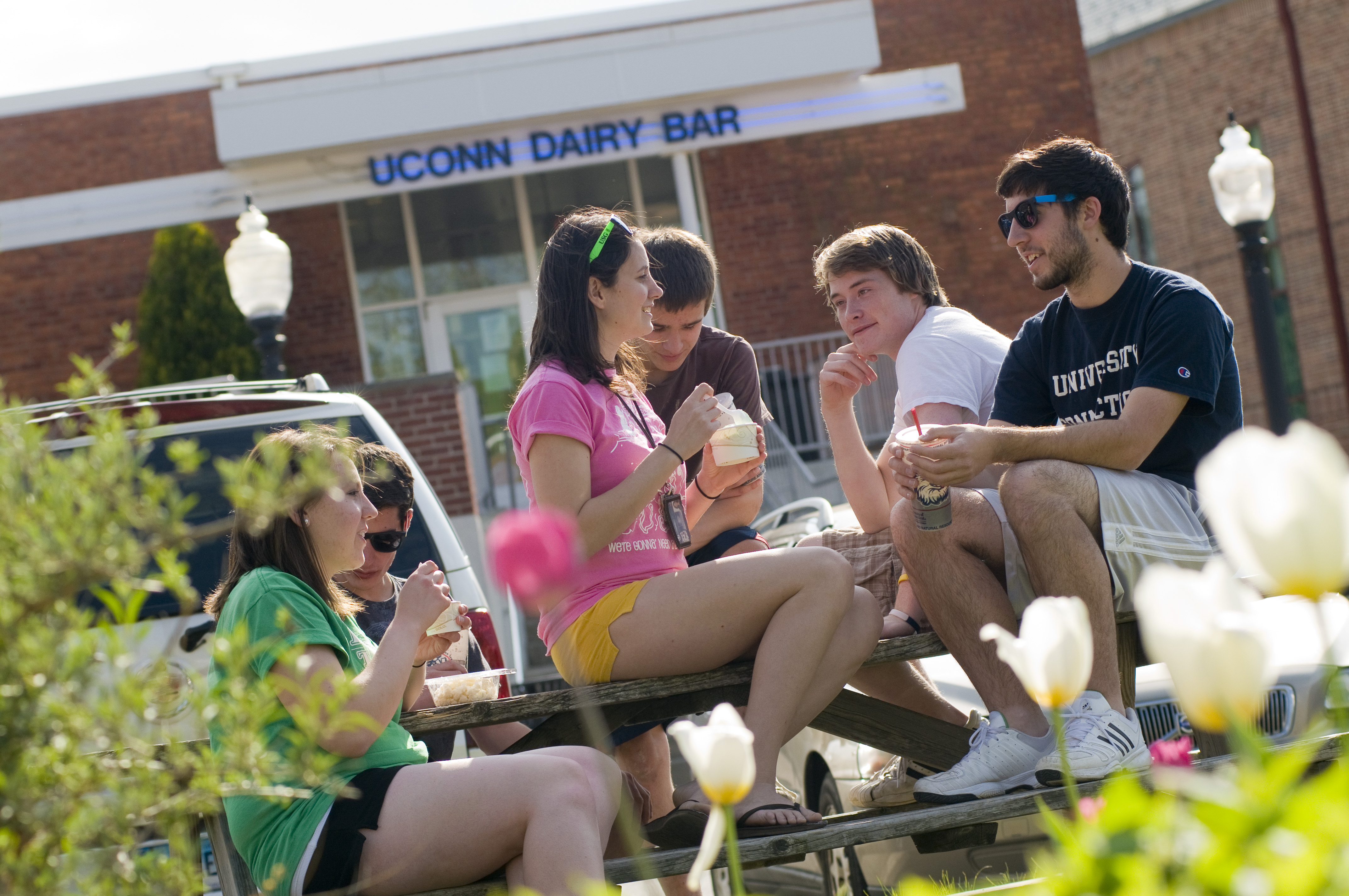 Students eating ice cream outside the UConn Dairy Bar.
