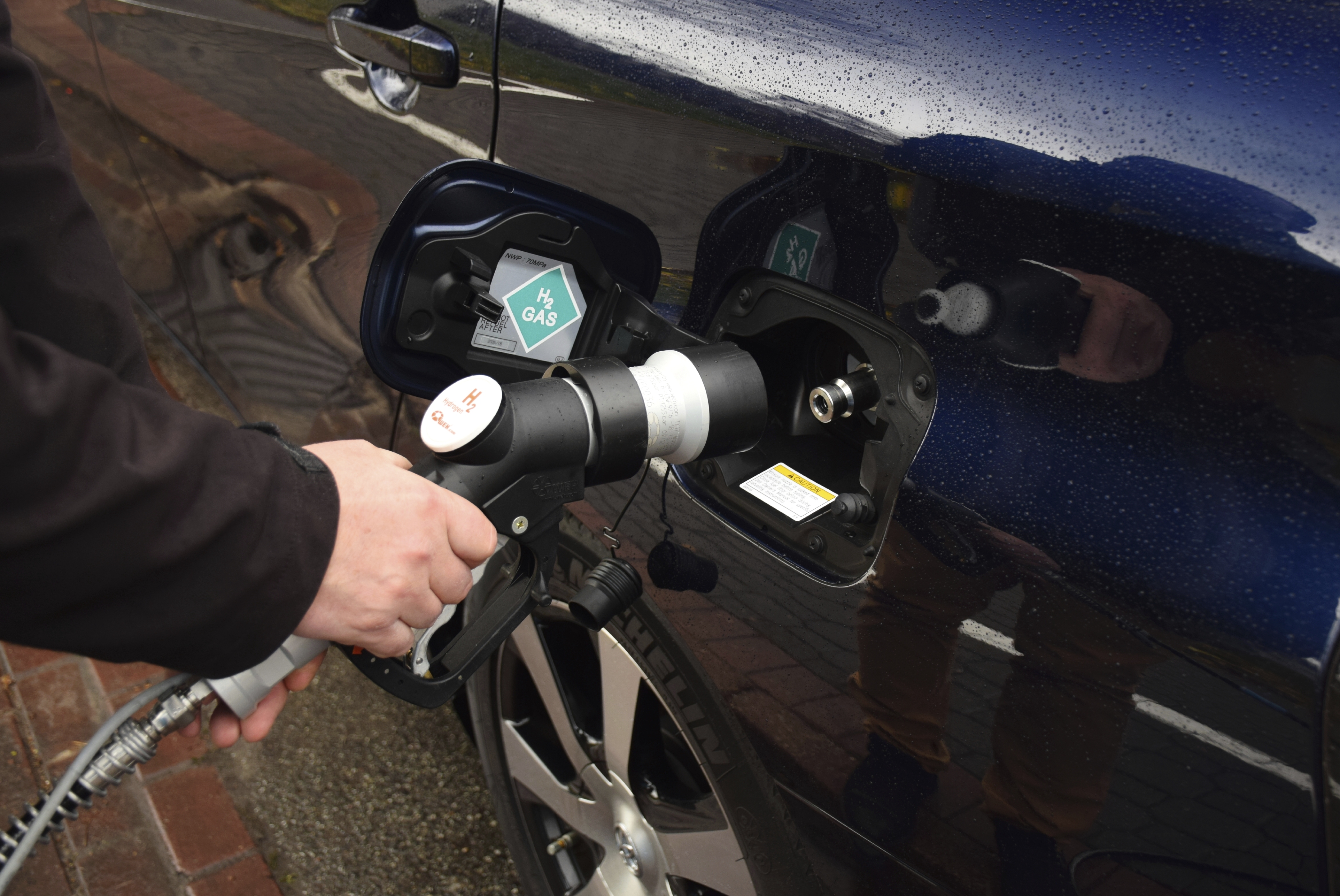 Refueling a hydrogen-powered car. (iStock Photo)