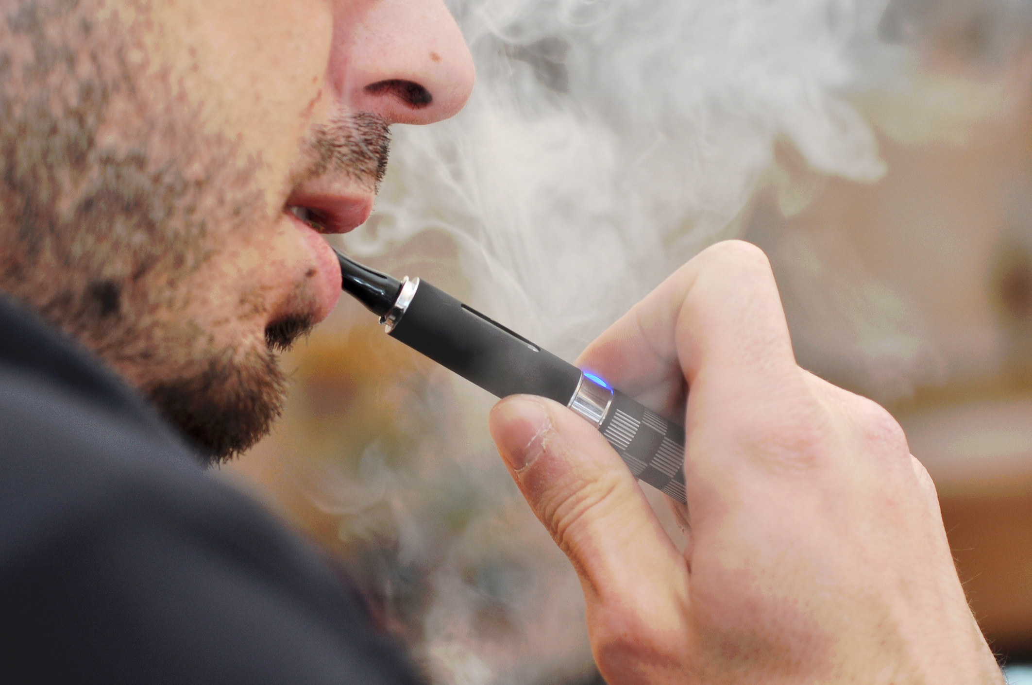An e-cigarette smoker. (Getty Images/Martina Paraninfi)