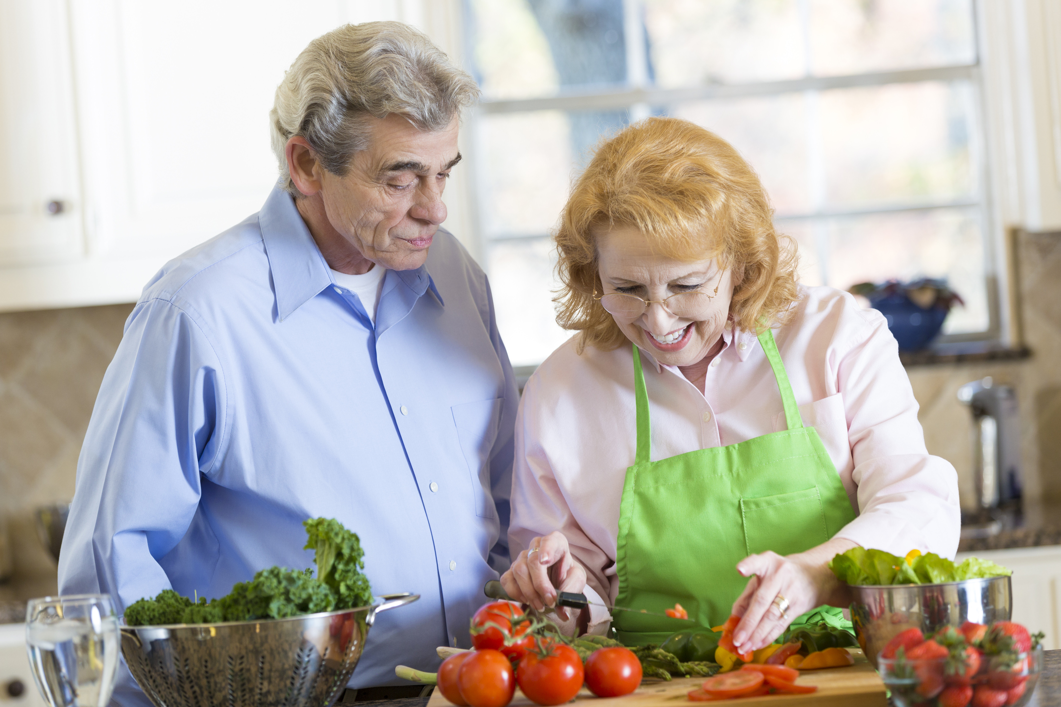 Couple prepares healthy meal together at home. (Getty Images)