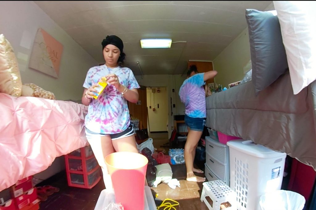Kira Robertson and Angela Valentin Ares move into Shakespeare Residence Hall in West Campus.