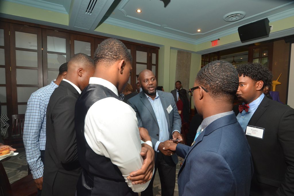 Orlando Wright ’01 (CLAS), ’03 MSW greets Scholars House students at the reception on September 14, 2018.