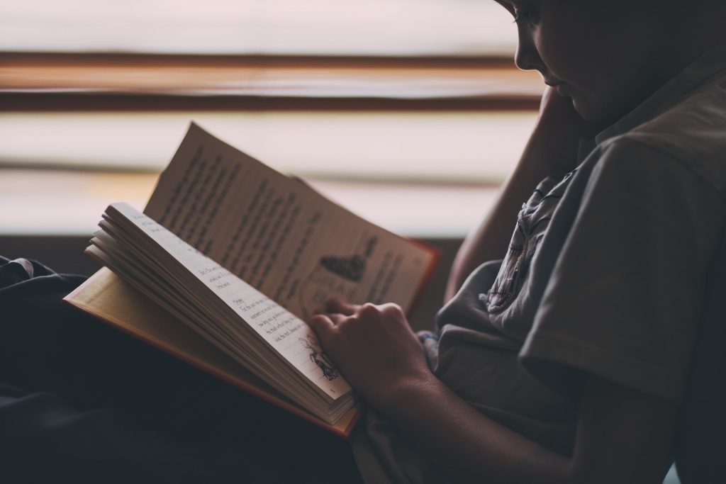 (Reading child/Photo courtesy of Pixabay)