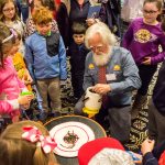 Illustrator Kevin McCloskey entertains the kids with 'worm races,' where worms race to the outside of a circle, where the winner is crowned 'Sea Biscuit.' (Lucas Voghell '20 (CLAS)/UConn Photo)