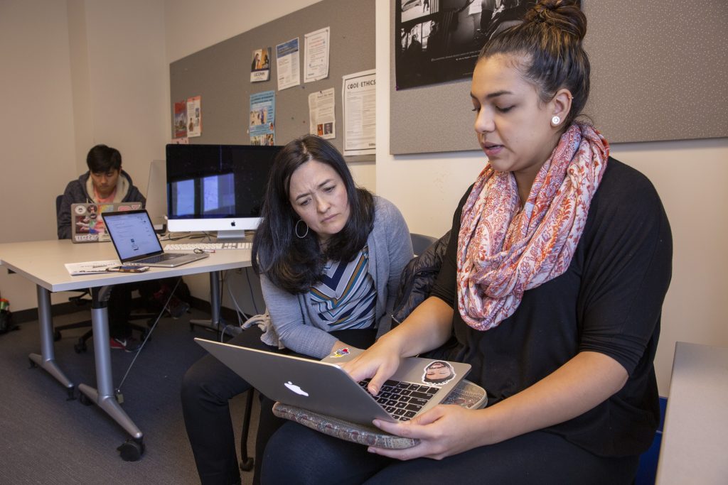 Marie Shanahan, associate professor of journalism, and Camila Vallejo '19 (CLAS) in JOUR 4016: Publication Practice on Nov. 1, 2018. (Bri Diaz/UConn Photo