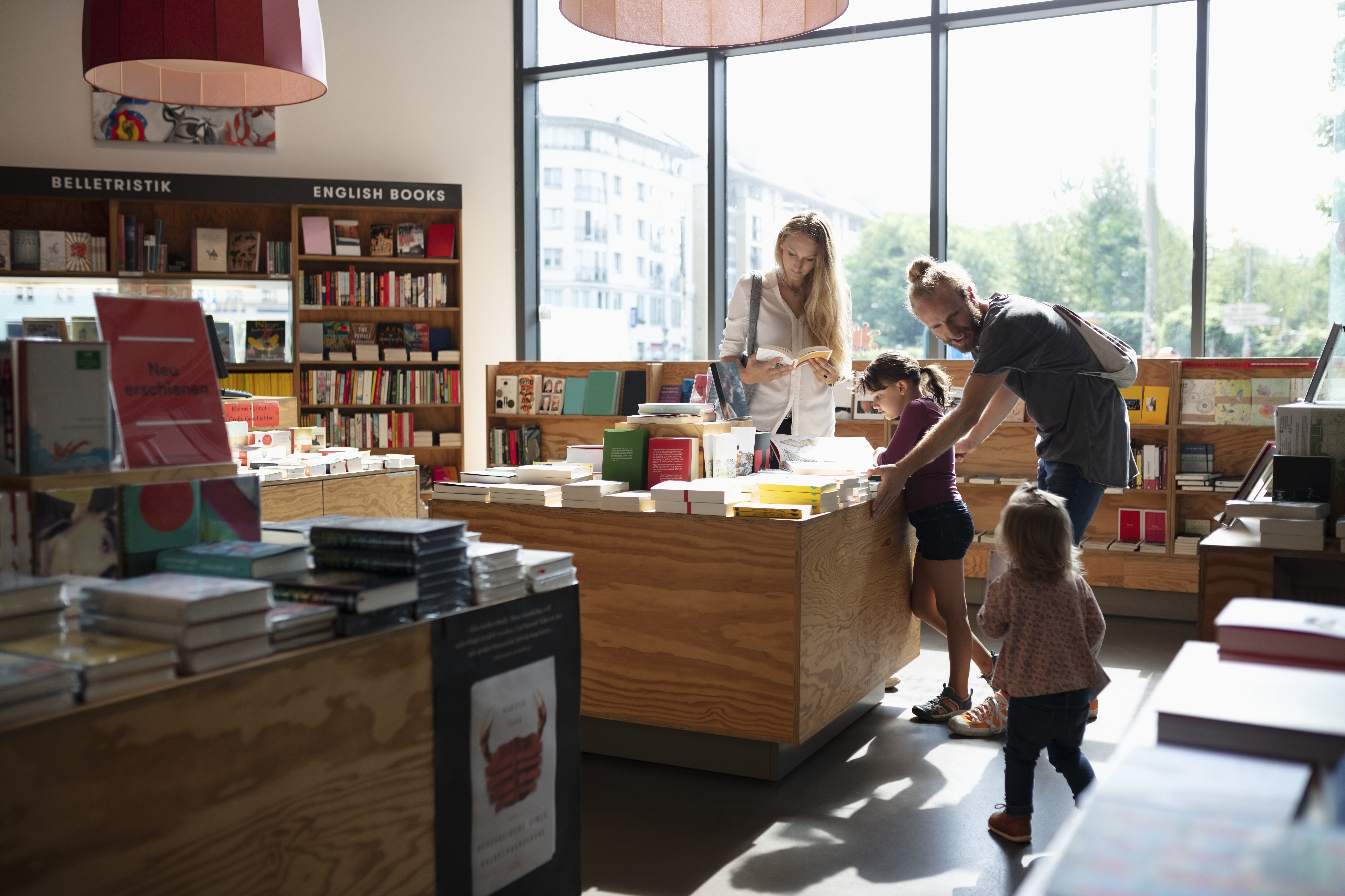 Family shopping in a bookstore. (Getty Images)