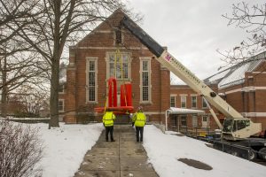 A crane lowers the sculpture into place behind the Benton Museum of Art. (Sean Flynn/UConn Photo)