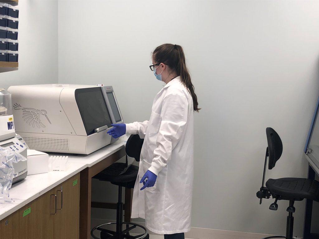 Jordan Buslewicz ’23 (ENG) tests a wastewater sample with Kingfisher Apex robot at the Microbial Analysis, Resources, and Services (MARS) facility. The Apex has quadrupled the number of daily samples that MARS personnel can test for COVID-19 (Lisa Nigro/MARS).