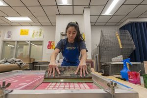 Nini Li 23 (SFA) screen printing at the printmaking studio. Dec. 3, 2021.