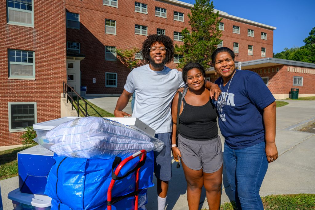 Family moving first-year student into residence hall