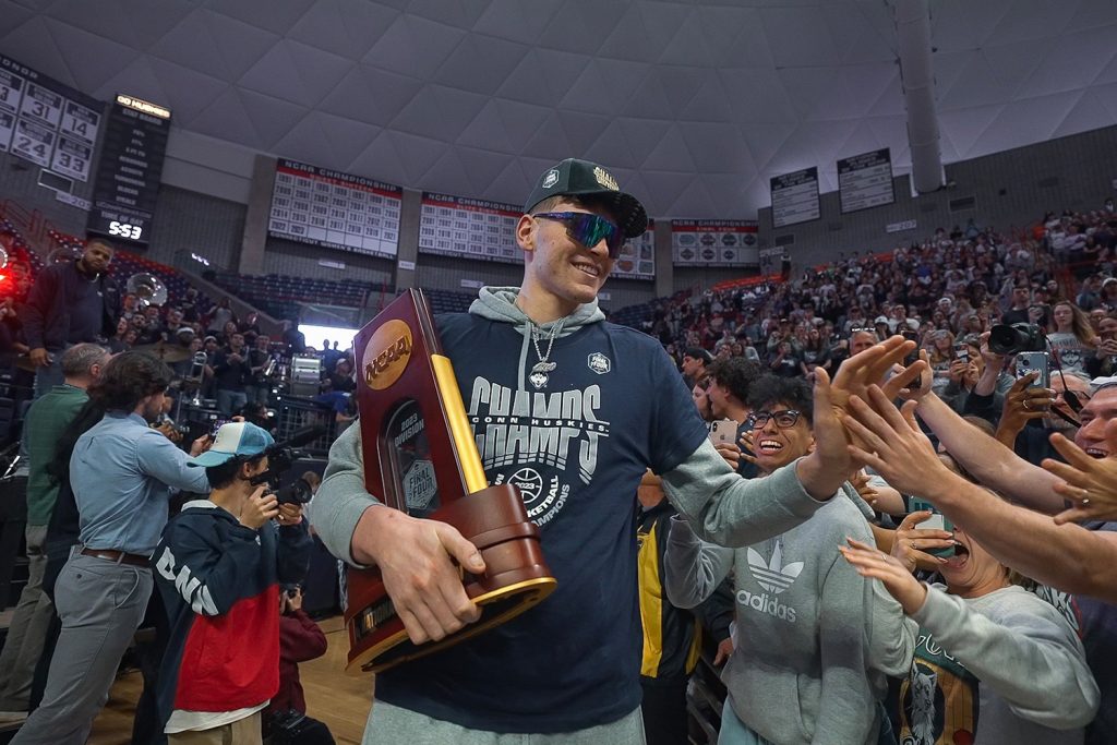 Donovan Clingan walking in the NCAA MBB Trophy during the Welcome Back Rally held in Gampel
