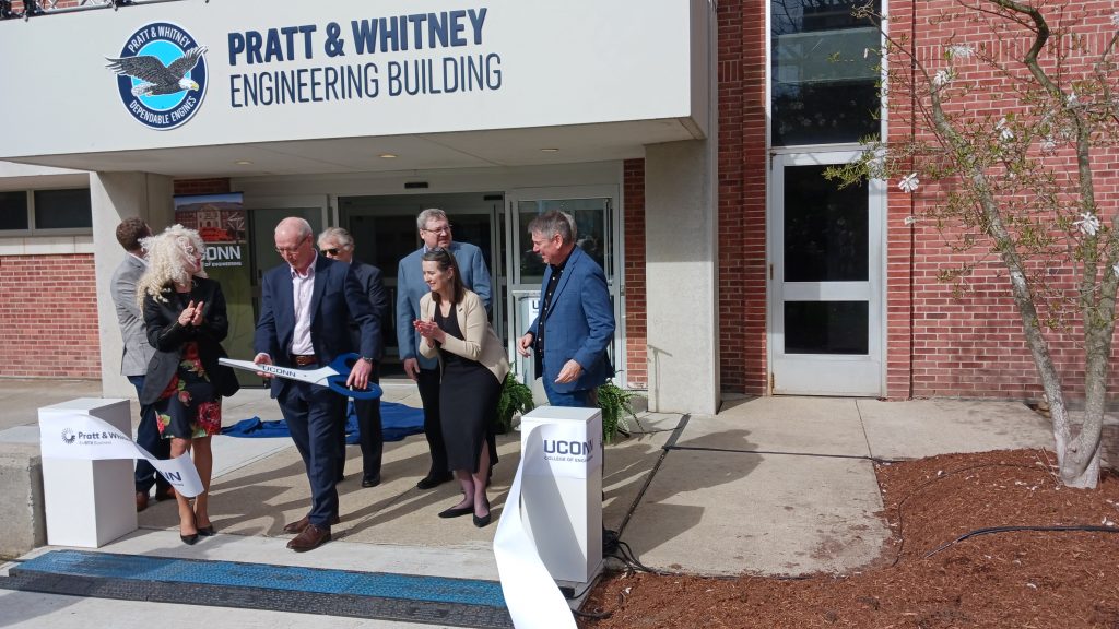 UConn and Pratt & Whitney leaders unveil the Pratt & Whitney Engineering Building.