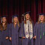 Gli studenti di educazione musicale cantano l'inno nazionale.