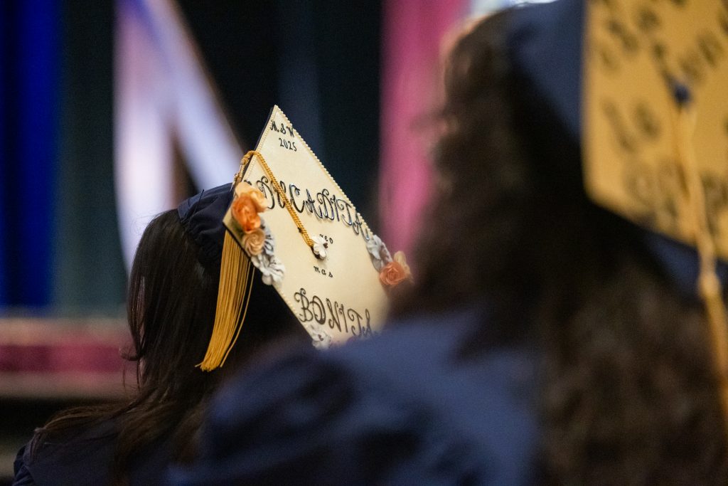 A graduation cap seen from behind, with the Spanish word "Bonita" on it.