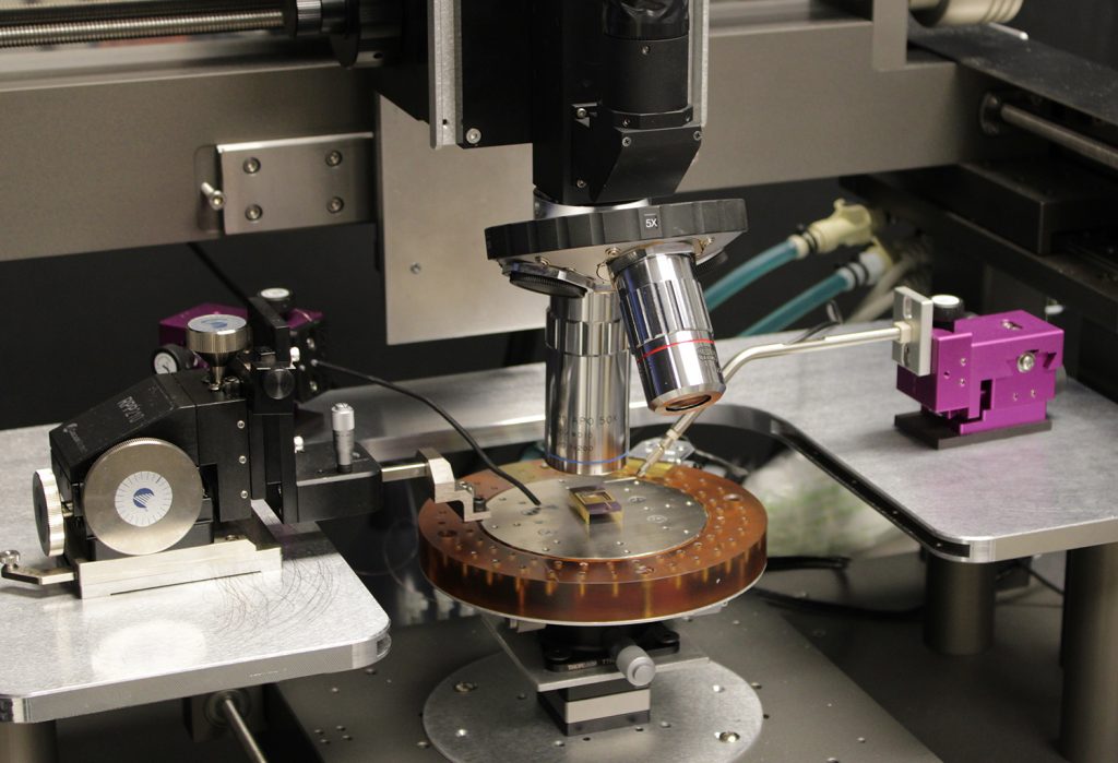 Microscope and a GaN-on-diamond transistor
