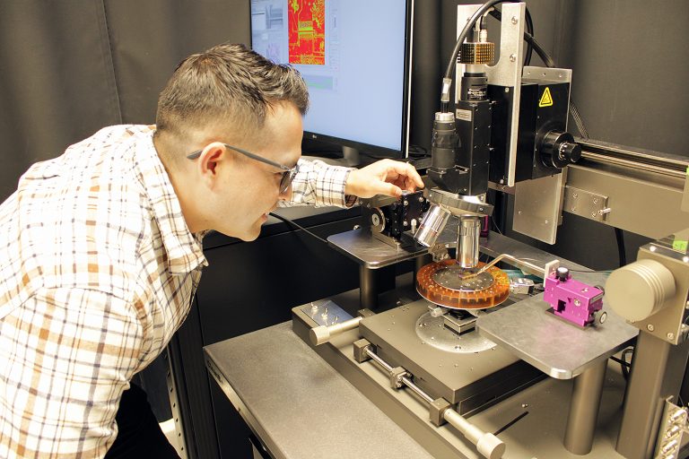 Ph.D. candidate Francis Vásquez and thermal imaging equipment