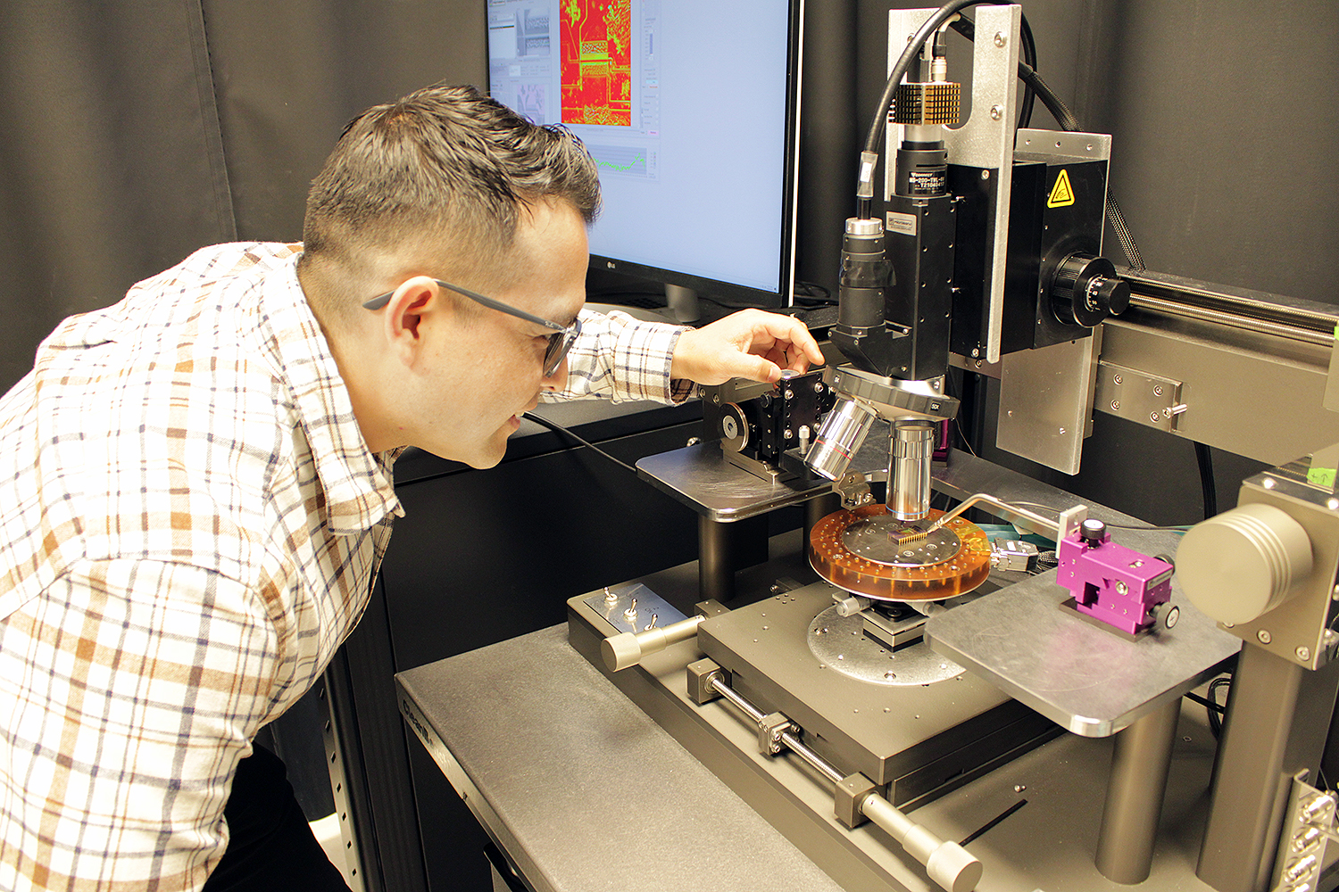 Ph.D. candidate Francis Vásquez and thermal imaging equipment