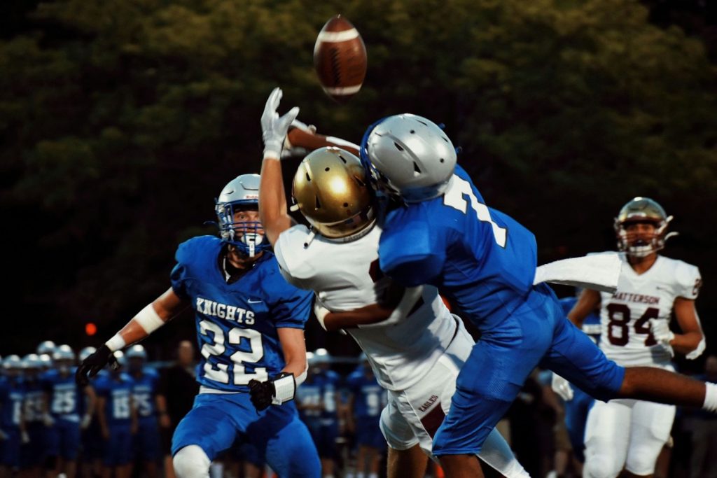 football players tackling