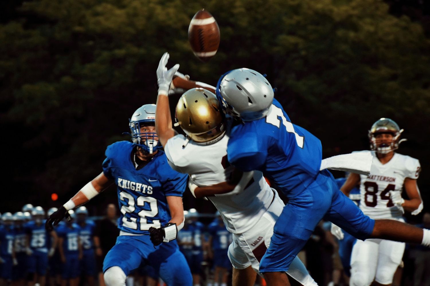 football players tackling