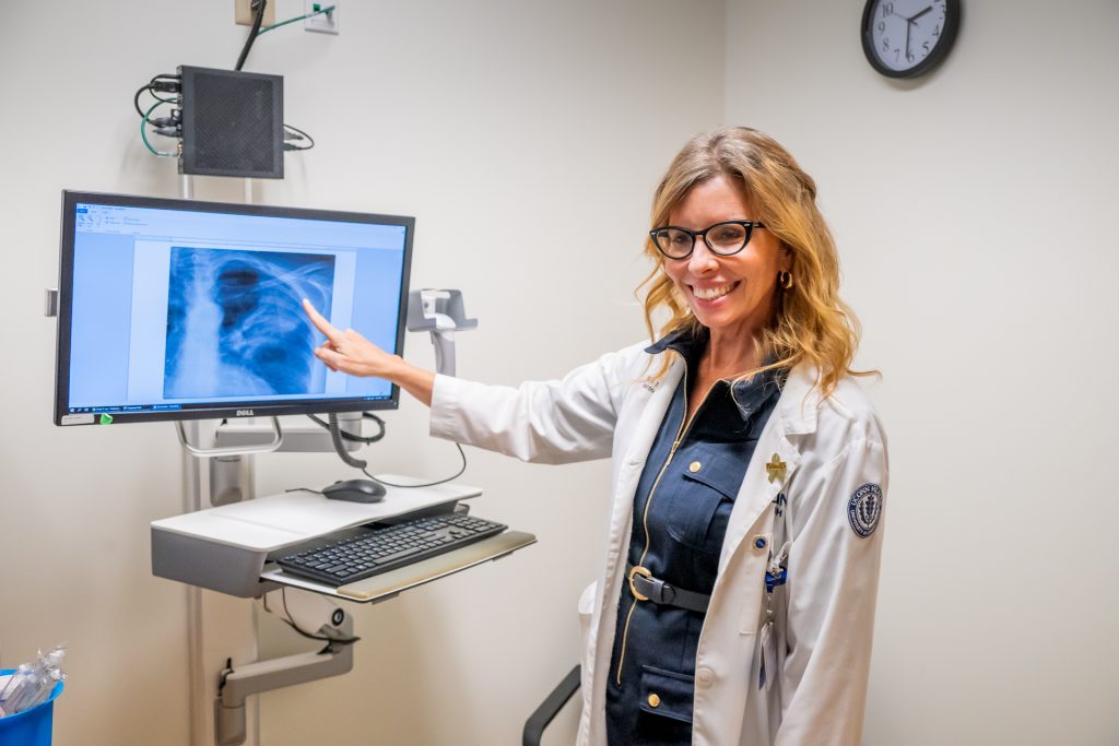 Sheila Thurlow pointing at a lung image