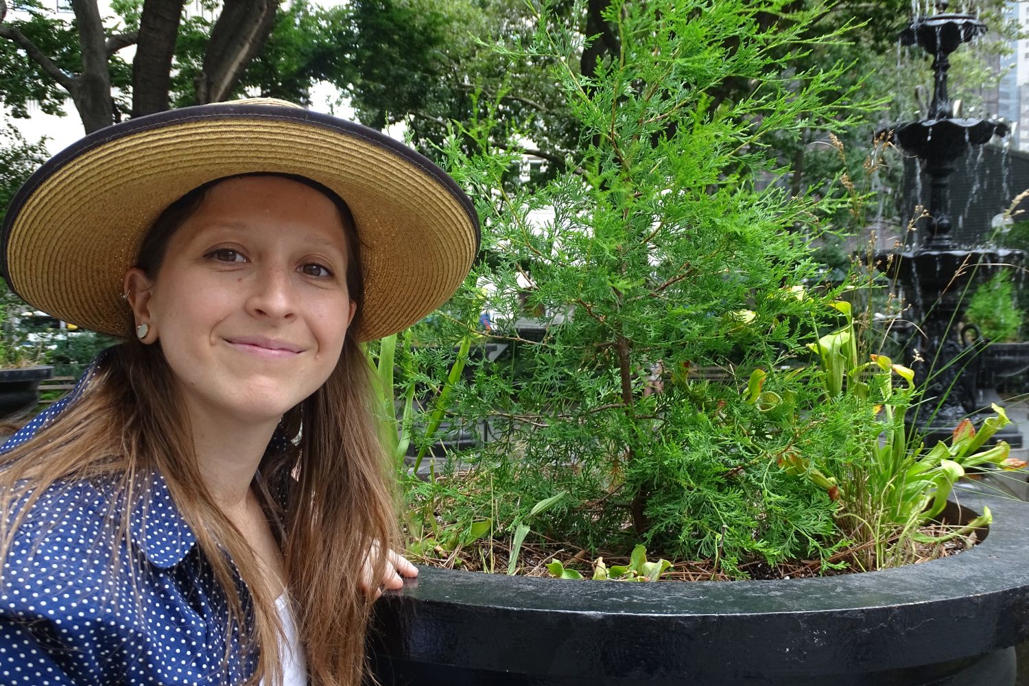 CAHNR alum Stephanie Lucas sits in a park