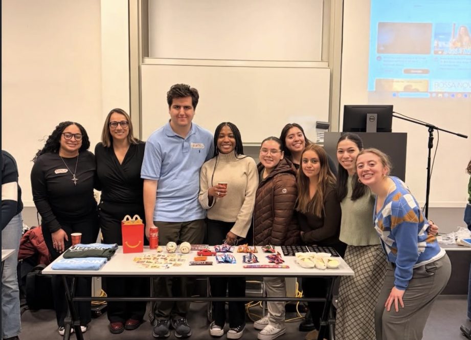 Group photo of UConn Nursing students.