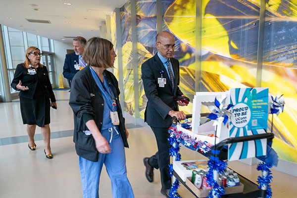 Leadership rounding in hospital area with snack cart